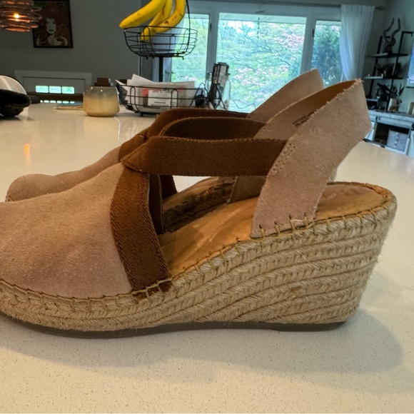 Born drilles size 9, closed toe suede espridrilles. - Picture 4 of 7